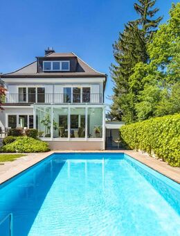 Großzügiges Familiendomizil mit Spa-Bereich, Traumgarten und Pool in Villenlage - Gräfelfing
