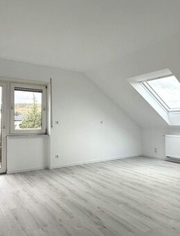 Neu renovierte 4-Zimmer-Dachwohnung mit Balkon und Blick ins Grüne - ruhiges Wohnen nahe Bretten - Kürnbach