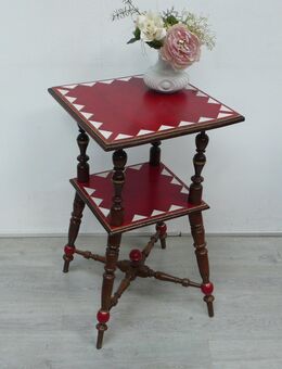 Beistelltisch hoch mit Ablage Gründerzeit, Nuß dkl + Shabby Rot + Elfenbein-Creme, um 1900 - Sinzig