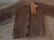 Gehäkelte Babystrickjacke in schokobraun - Helmstedt