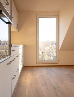 Helle Dachgeschosswohnung mit 2 Zimmern in der charmanten Stadt Müllheim im Markgräflerland - Müllheim