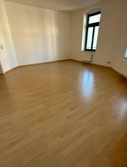 Geräumige 2-Zi.-Whg. im 2. OG mit Laminat / Bad mit Fenster + WG-gerecht - Chemnitz