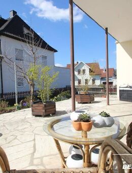 BERK Immobilien - Charmante 2-Zimmer-ETW mit großzügiger Terrasse, Garten, Garage + Dachboden - Stockstadt (Main)