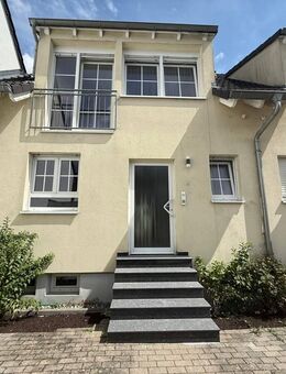 Lichtdurchflutete DHH mit Wintergarten, Carport, EBK + Keller in ruhiger Lage - Graben-Neudorf