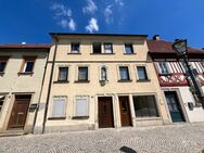 Charmantes, denkmalgeschütztes Stadthaus mit blickgeschütztem Innenhof + vielseitig nutzbarem Nebengebäude mit Dachterrasse! - Haßfurt