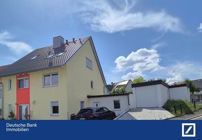 Modernisierte Doppelhaushälfte in Hemhofen: Familienidylle mit vielen Extras!