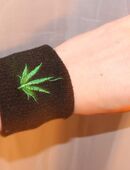 schwarzes Schweißband mit Cannab*s Symbol in 40599