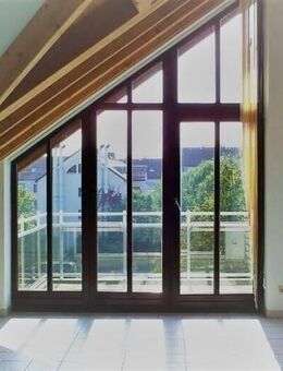 wird frei: 3-Zimmer. Dachgeschoss. Dachterrasse. Balkon. Fußbodenheizung. Einbauküche. Gäste-WC. Bad mit Fenster. Tiefgaragen-Stellplatz - Unterschleißheim
