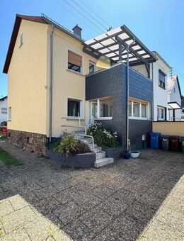 Schöne DHH mit großem Garten und 2 Garagen - Hattersheim (Main)
