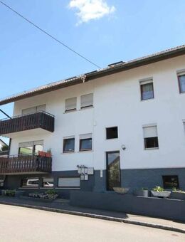Mehrfamilienwohnhaus mit 6 kleineren Wohneinheiten, 3 Garagen und 3 AAP - Reutlingen