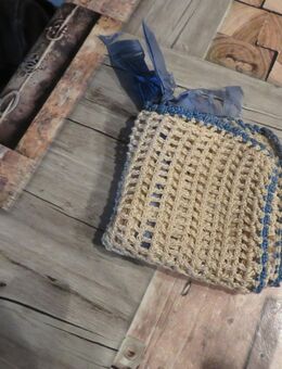Taschentücher und gehäckelte Taschentuchtasche aus Omas Zeiten - Stuttgart