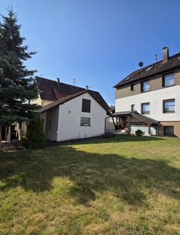 Ruhig und sonnig: Gepflegtes Haus mit 3 Wohnungen, 8 Zimmern, 2 Garagen und schönem Garten - Renningen