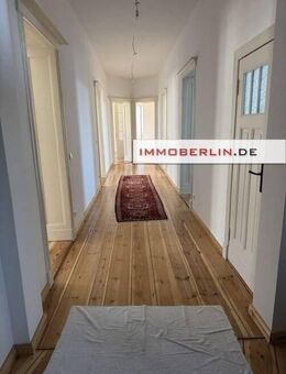 IMMOBERLIN.DE - Toplage im Stadtzentrum! Exzellente Altbauwohnung mit generösem Grundriss, Balkon & Pkw-Stellplatz - Luckenwalde