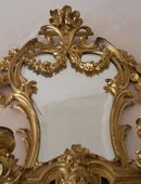 Antiker Wandspiegel Rokoko ca. 1880. Zwei Kerzenhalter. Prunkvoller Spiegel aus Facettenglas. Hohes Gewicht, Metall. Blickfang: ungewöhnlich detailreiche u. aufwändige Verzierungen. Seltene Gelegenheit. H 65, B 35 cm. Barock Jugendstil. Wertvolles Unikat. in 32545