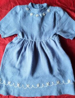 Süßes, hellblaues Strickkleidchen mit feiner Stickerei, sehr alt - Niederfischbach