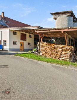 Wohnhaus mit zusätzlichen Wirtschaftsflächen auf großem Grundstück in Osterberg - Osterberg