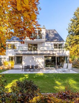 Geräumige Architekten-Villa von 2023 mit Lift, Tiefgarage und Spa-Bereich - München