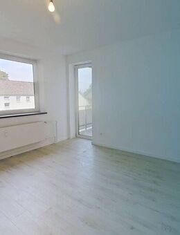 Sanierte 3-Zimmer-Wohnung mit BALKON und modernem WANNENBAD - Lügde (Stadt der Osterräder)