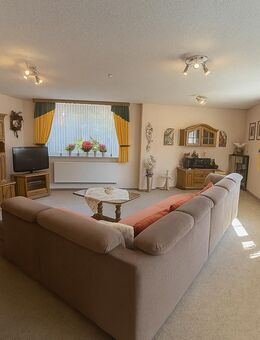 Historischer Charme trifft modernen Komfort - Zweifamilienhaus mit neuem Dach und Anbau - Wonsees