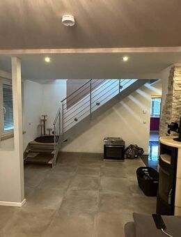 Hochwertig renoviertes Wohnhaus zum attraktiven Preis, nahe Bamberg, PV-Anlage, Terrasse, Carport - Gerach (Bayern)