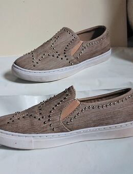 Gr. 36, Freizeitschuh / Slipper in khaki mit Nieten - Bruchköbel