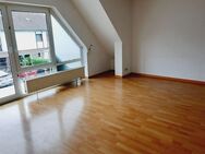 Kurzfristig frei: 4 Zimmer-DG-Maisonettewohnung mit Balkon und Garage - Weissach (Tal)