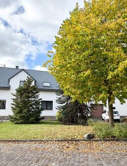 Einfamilienhaus mit 2 Garagen und Garten in ländlicher Umgebung in der Eifel - Schmitt