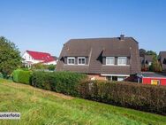 Gepflegtes Zweifamilienhaus mit Garage und Carport - Sonnefeld