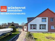 KOMPLETT MODERNISIERT + NEUE HEIZUNG: DOPPELHAUSHÄLFTE MIT WINTERGARTEN + EINBAUKÜCHE + DREI GARAGEN - Anklam