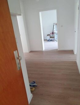 sanierte 3 Zimmer-Wohnung mit Balkon im Erdgeschoß - Frankfurt (Main)