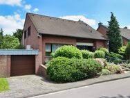 Geräumiges, freist. Einfamilienhaus mit gr. Garten und Garage in Neuss-Weckhoven - Neuss