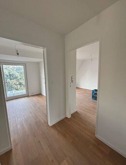 zentrale Lage, 5 Zimmer, 2 sonnige Balkone, neues Bad, komplett saniert - Oberursel (Taunus)