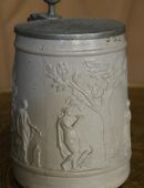 Alter Bierkrug mit Zinndeckel , 0,5 Liter , Keramik , Motive aus der Antike , Höhe mit Deckel 15cm , 19. Jahrhundert in 02828