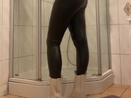 Suche Bestrafung in Leder leggings - Essen