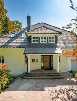 Zukunftsstarkes Wohnen im Villenstil mit Wärmepumpe, PV-Anlage und möglicher Einliegerwohnung - Eichenau