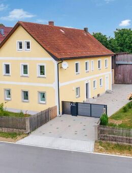 Ländliches Wohnidyll mit viel Platz: Kernsaniertes Bauernhaus mit Garage in Obersdorf - Kirchendemenreuth