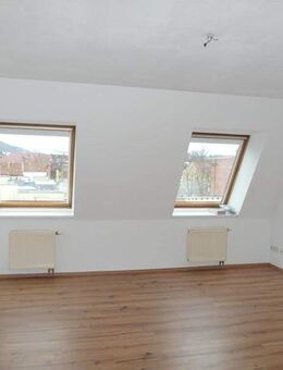 Frei ab sofort: Gemütliche 2-Zimmer-Wohnung mit Laminatboden und Wanne + Dusche * Aufzug vorhanden - Freital