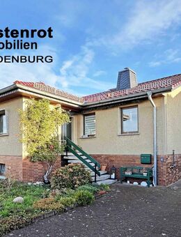 EINFACH NUR TOP: WOHNEN AUF EINER EBENE MIT EINBAUKÜCHE + KAMINOFEN + ZWEI BÄDER + TERRASSE + GARAGE - Altentreptow