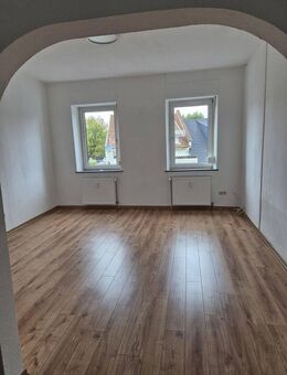 Geräumige 4 ZKB-Erdgeschosswohnung, Hof, Garten, Kellerboxen und Garage in ruhigem 2-Familienhaus - Homburg