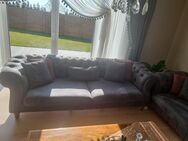 Elegantes Chesterfield-Sofa-Set: Zwei graue Dreisitzer - Tornesch