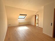 Frisch renovierte 3-Zimmer-Dachgeschosswohnung mit Einbauküche in zentraler Lage - Riegelsberg