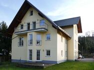 AUMÜLLER-Immobilien - Moderne DHH mit Terrasse im EG, Garage, Freiplatz und sonnigem Garten - Flörsbachtal