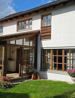 Außergewöhnliches Reihenendhaus mit Wintergarten - Grafenau (Bayern)