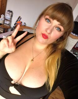 Versauter Sexchat und Abspritzen mit russischer Plus-Size-Blondine