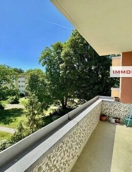 IMMOBERLIN.DE - Charmante 2-Zimmer-Wohnung mit Sonnenbalkon nahe Kurt-Schumacher-Platz - Berlin