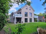 Neubaukomfort auf zwei Ebenen: Maisonette mit 5 Zimmern & Balkon - Großenkneten