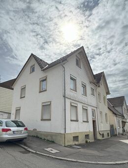!SANIERUNGSOBJEKT! 2 Familienhaus mit Garage und kleinem Garten. Dachgeschoss ausbaubar. - Villingen-Schwenningen