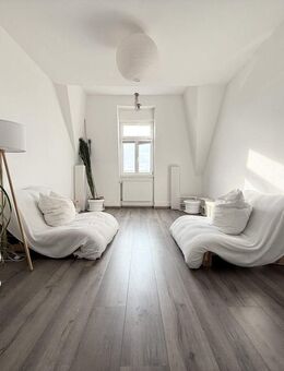 Hochwertig möblierte Altbau-Dachgeschosswohnung in unmittelbarer Mainlage - Frankfurt (Main)