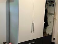 Kleiderschrank mit Gebrauchsspuren - Hamburg