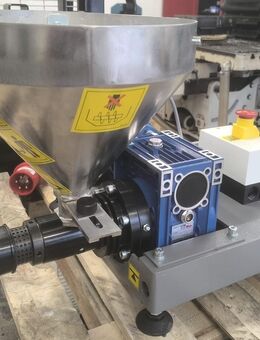 Kleine Ölpresse KK8, handlich, robust für kaltgepresste Öle, günstige Profiölmühle, Marke KernKraft - Tann